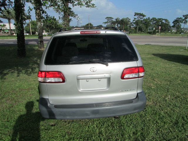 2003 Toyota Sienna SEL Sport Utility 4D