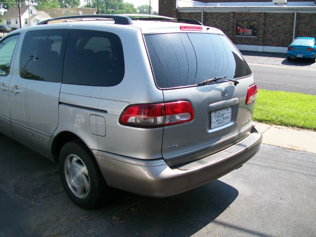 2003 Toyota Sienna SEL Sport Utility 4D