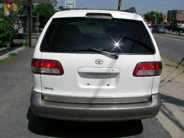 2003 Toyota Sienna X