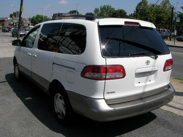 2003 Toyota Sienna X