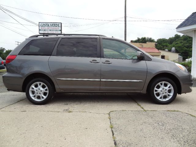 2004 Toyota Sienna XLT 4.6L 4WD