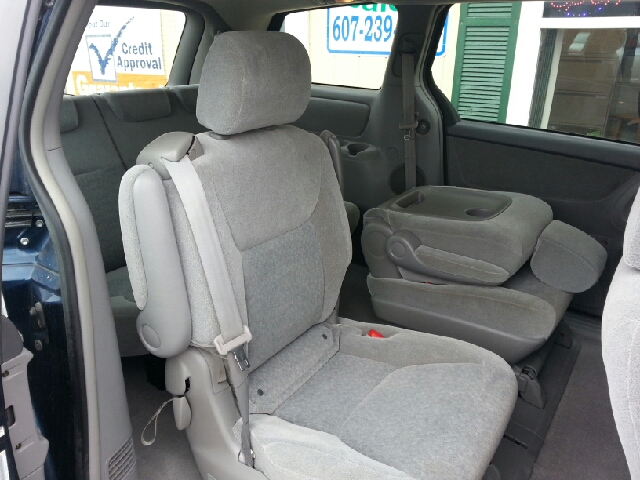 2004 Toyota Sienna Touring - Moonroof