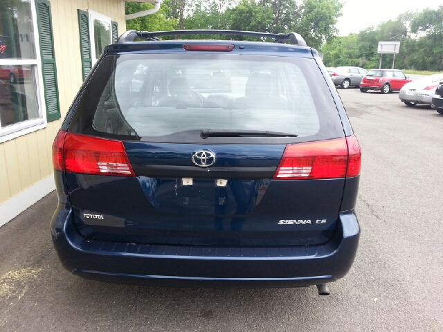 2004 Toyota Sienna Touring - Moonroof