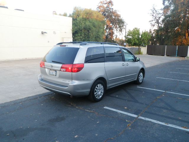 2004 Toyota Sienna Touring - Moonroof