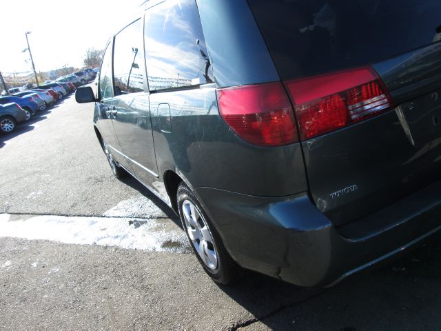 2004 Toyota Sienna Touring - Moonroof
