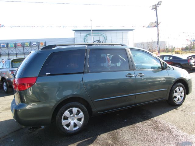 2004 Toyota Sienna Touring - Moonroof