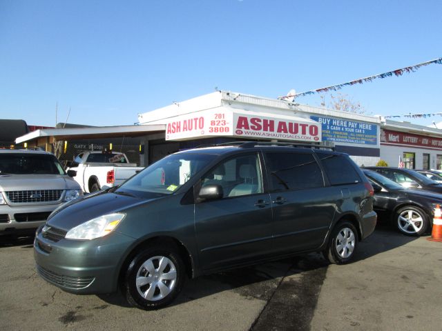 2004 Toyota Sienna Touring - Moonroof