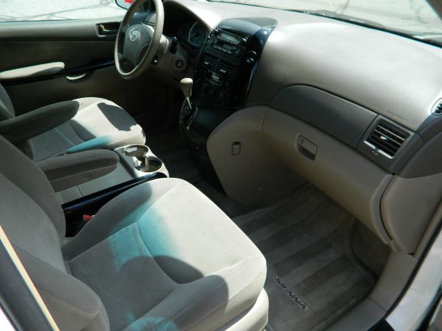 2004 Toyota Sienna Touring - Moonroof