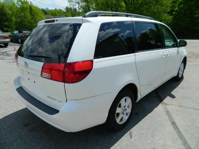 2004 Toyota Sienna Touring - Moonroof