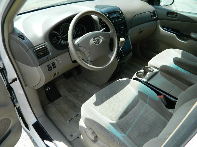 2004 Toyota Sienna Touring - Moonroof