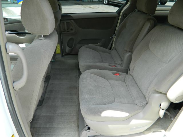 2004 Toyota Sienna Touring - Moonroof