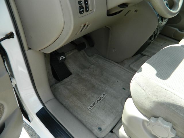 2004 Toyota Sienna Touring - Moonroof