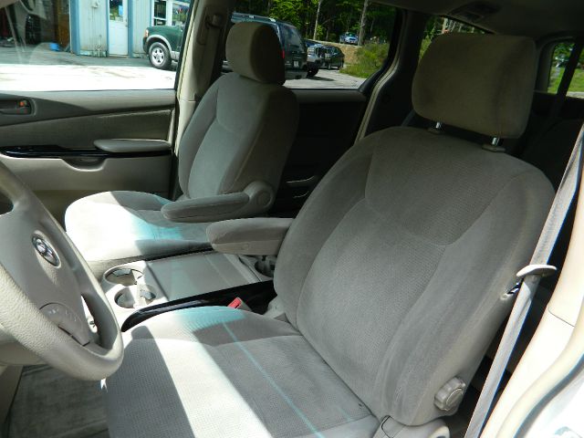 2004 Toyota Sienna Touring - Moonroof