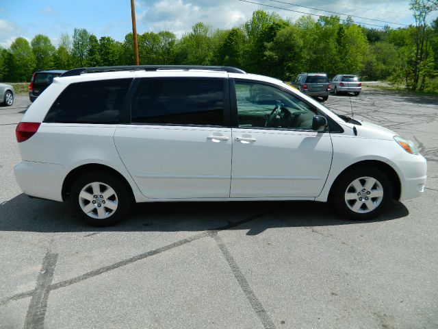 2004 Toyota Sienna Touring - Moonroof