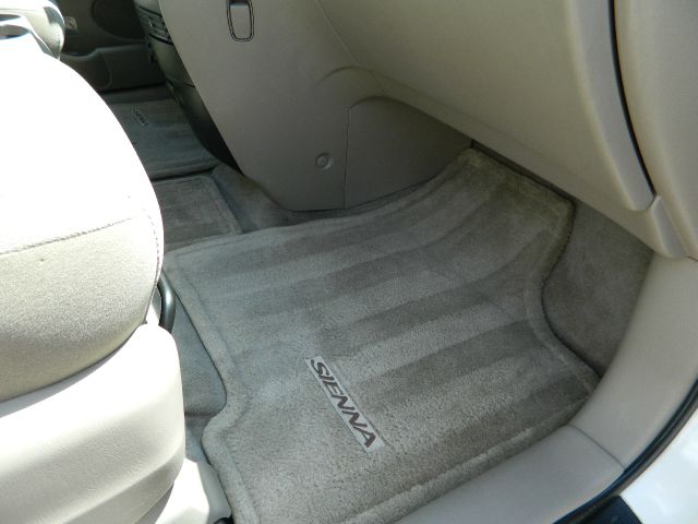 2004 Toyota Sienna Touring - Moonroof