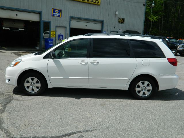2004 Toyota Sienna Touring - Moonroof