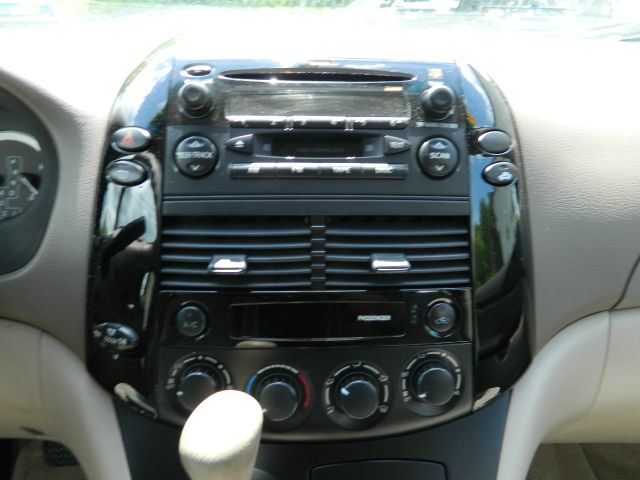 2004 Toyota Sienna Touring - Moonroof