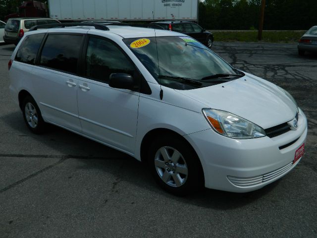 2004 Toyota Sienna Touring - Moonroof