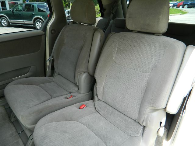 2004 Toyota Sienna Touring - Moonroof