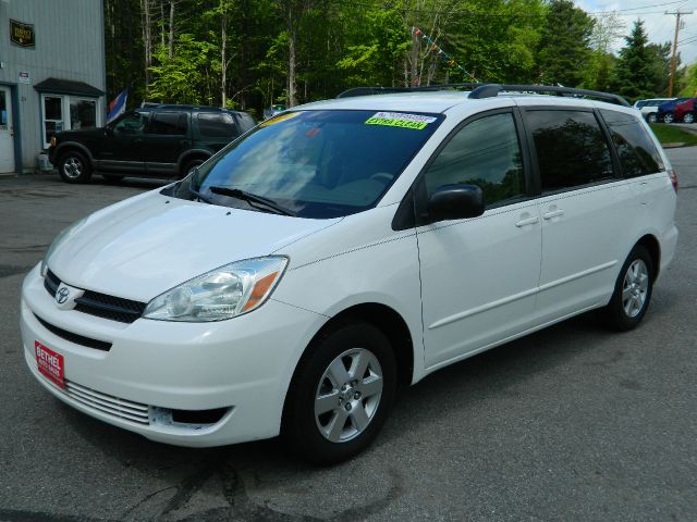 2004 Toyota Sienna Touring - Moonroof