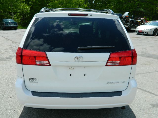 2004 Toyota Sienna Touring - Moonroof