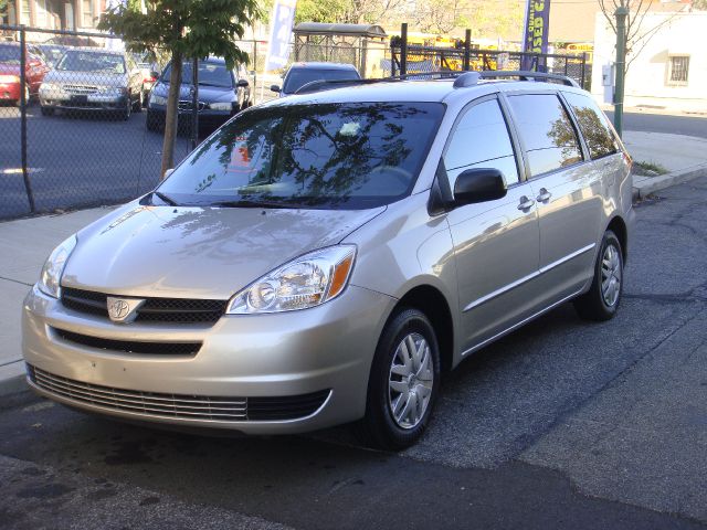 2004 Toyota Sienna Touring - Moonroof