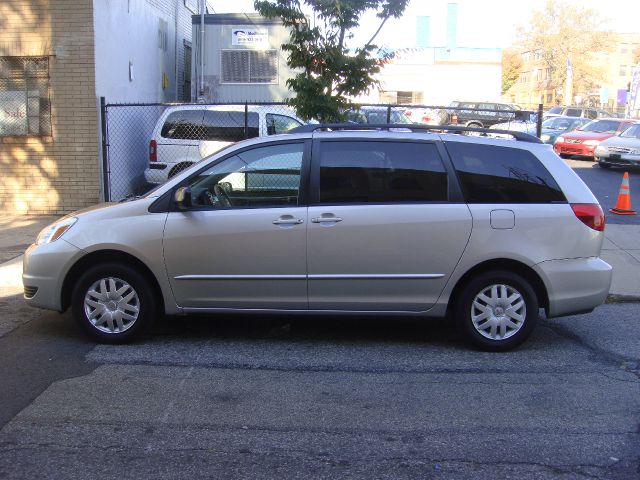 2004 Toyota Sienna Touring - Moonroof