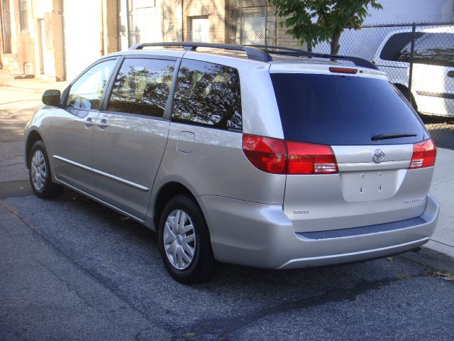 2004 Toyota Sienna Touring - Moonroof