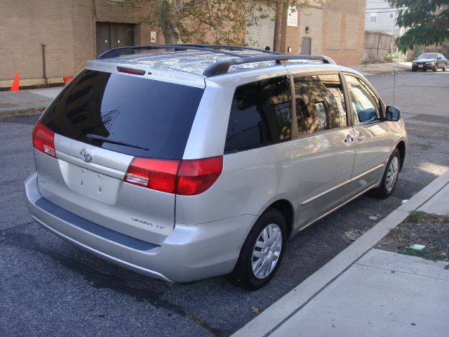 2004 Toyota Sienna Touring - Moonroof