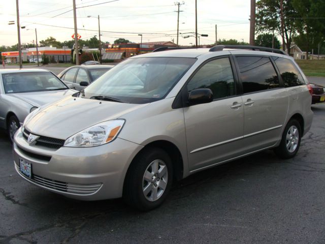 2004 Toyota Sienna Touring - Moonroof