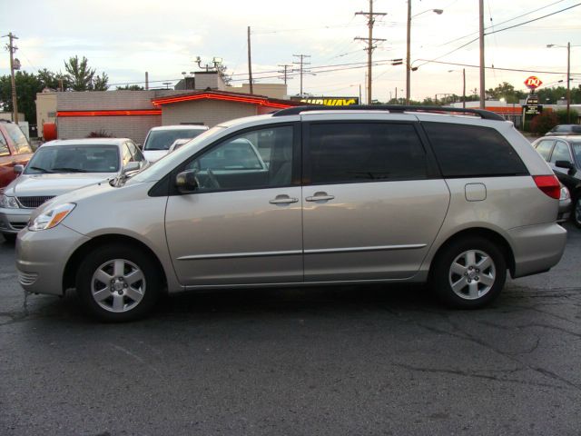 2004 Toyota Sienna Touring - Moonroof