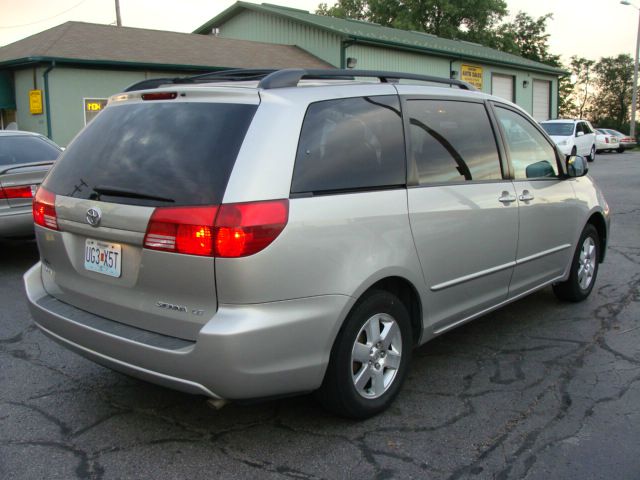 2004 Toyota Sienna Touring - Moonroof