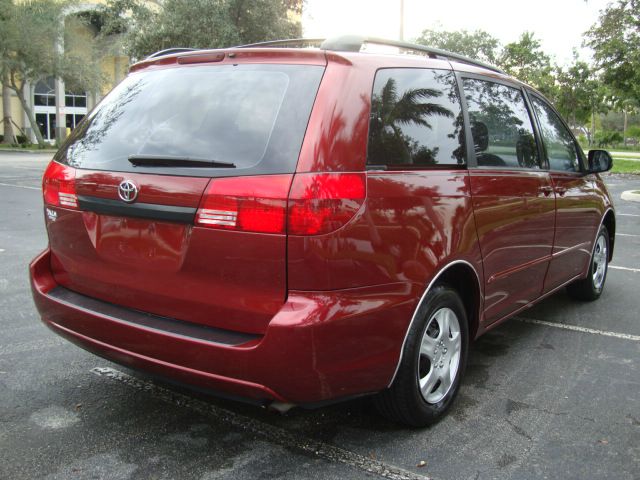 2004 Toyota Sienna Touring - Moonroof