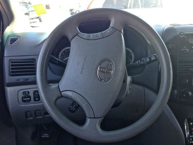 2004 Toyota Sienna Touring - Moonroof