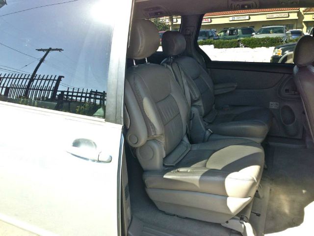 2004 Toyota Sienna Touring - Moonroof