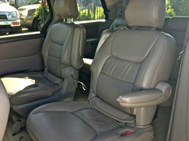 2004 Toyota Sienna Touring - Moonroof