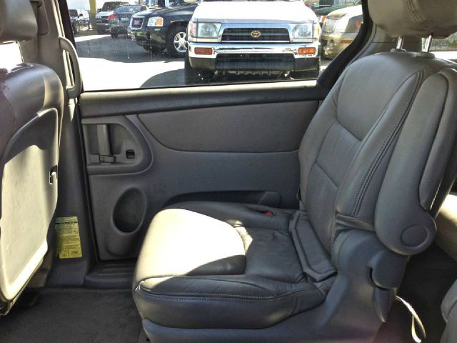 2004 Toyota Sienna Touring - Moonroof