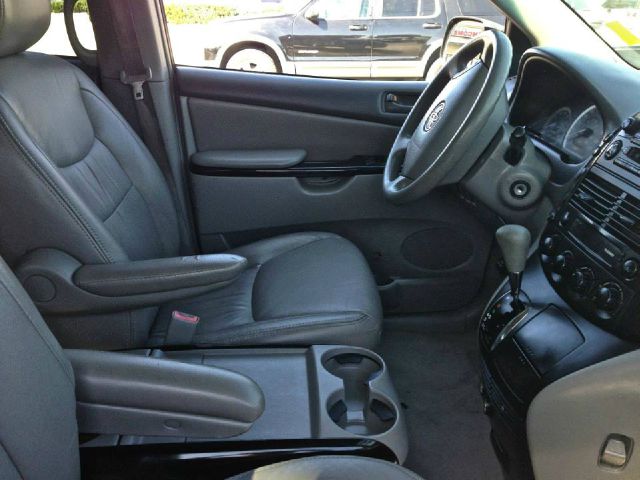 2004 Toyota Sienna Touring - Moonroof