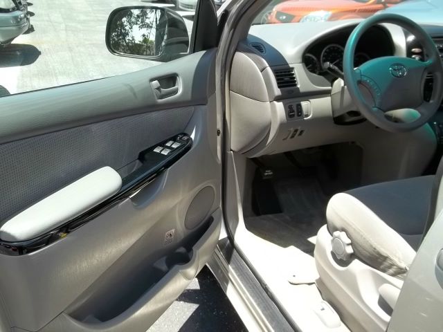 2004 Toyota Sienna X