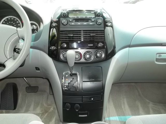 2004 Toyota Sienna X