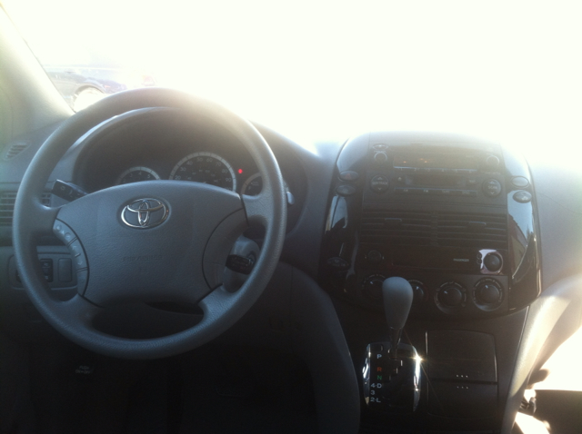 2004 Toyota Sienna Touring - Moonroof