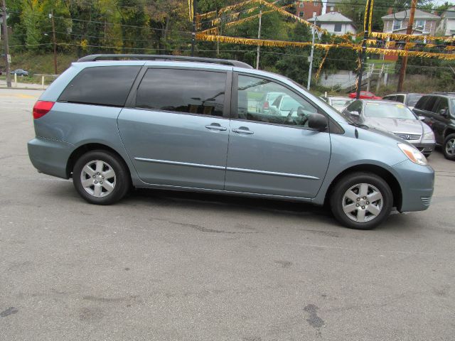 2004 Toyota Sienna Touring - Moonroof