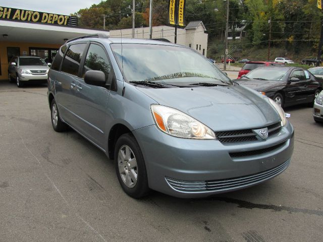 2004 Toyota Sienna Touring - Moonroof