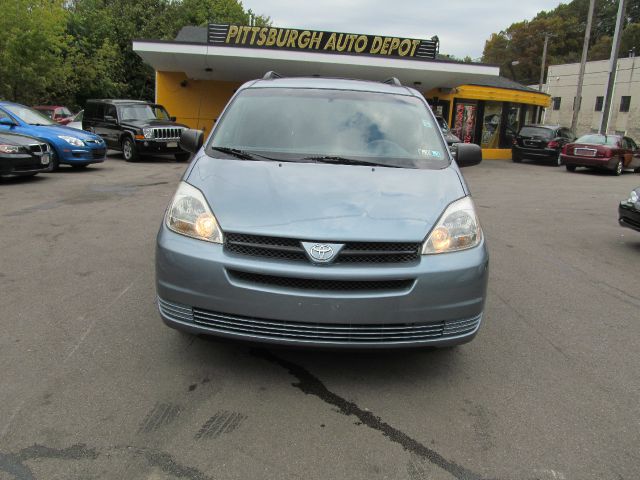 2004 Toyota Sienna Touring - Moonroof