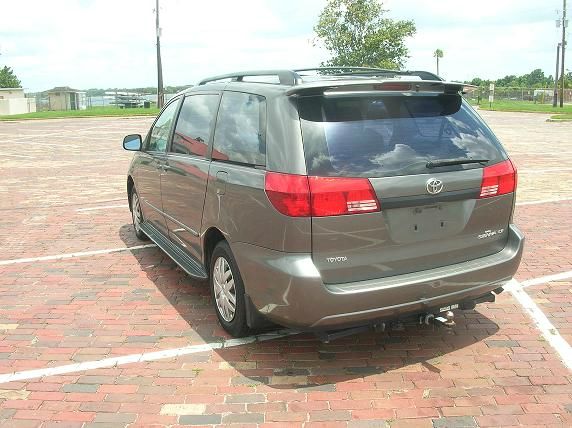 2004 Toyota Sienna Touring - Moonroof