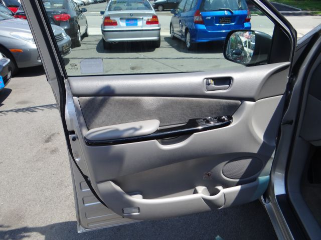 2004 Toyota Sienna Touring - Moonroof