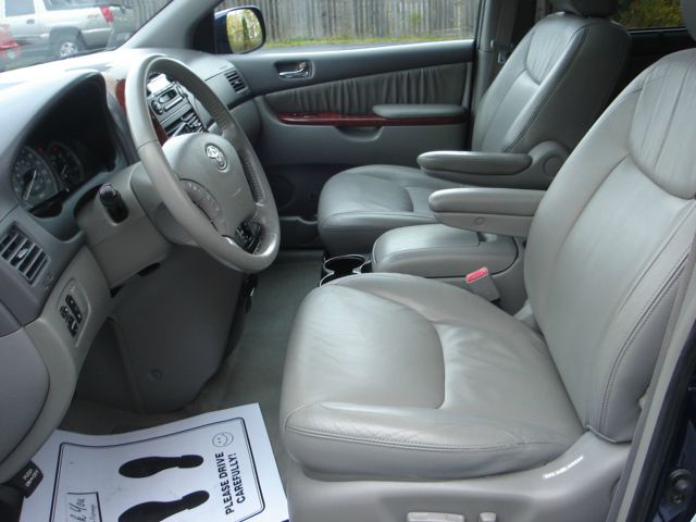 2004 Toyota Sienna SEL Sport Utility 4D