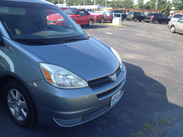 2004 Toyota Sienna Touring - Moonroof