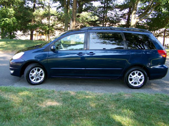 2005 Toyota Sienna SEL Sport Utility 4D