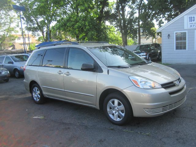 2005 Toyota Sienna LE SEE Comments Below